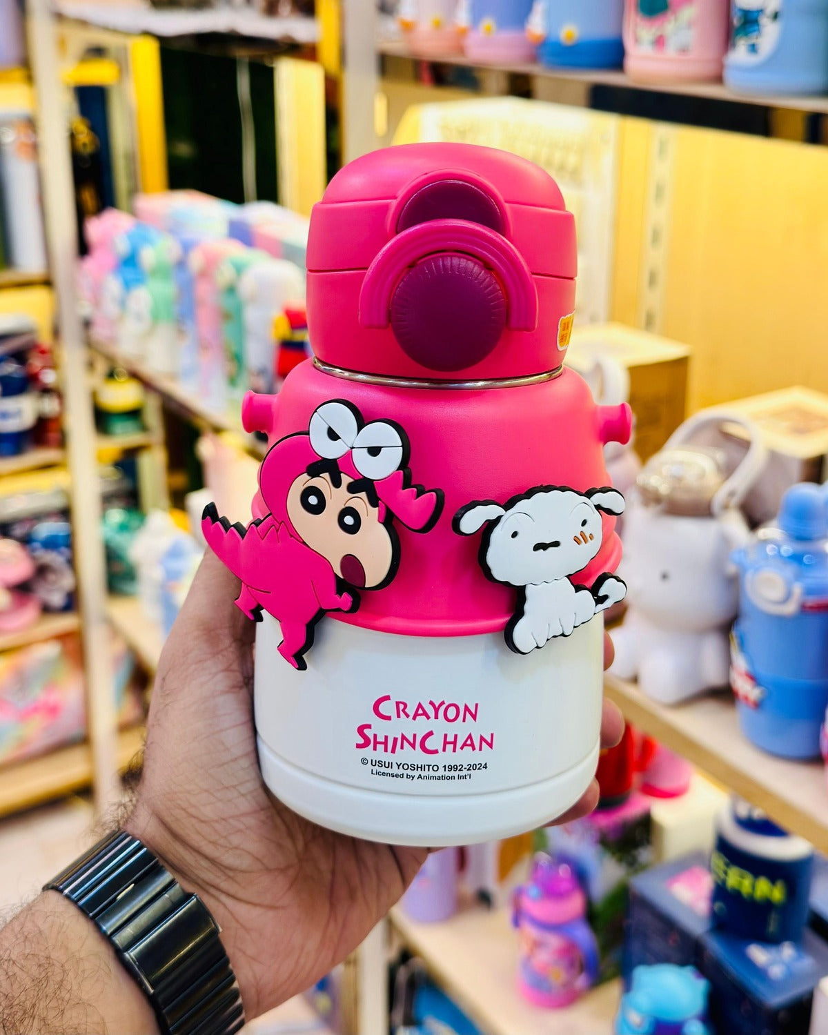 Crayon Shinchan 600ml insulated bottle in pink with character and dog-themed silicone motif